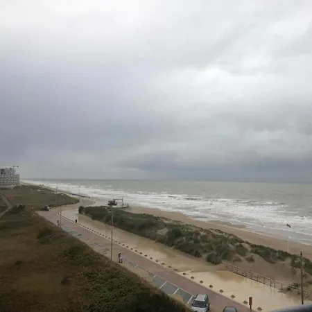 Beachfront Bliss With Parking Apartamento